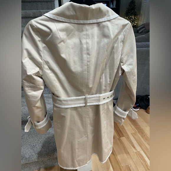 Banana Republic Women's Cream Trench Coat - Picture 3 of 3